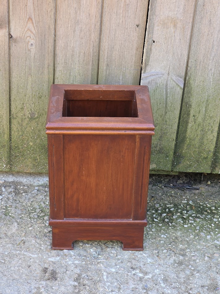 Small stand or jardiniere
