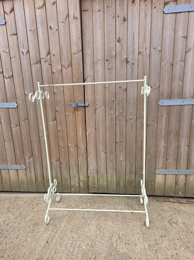 Sweet metal clothes rail