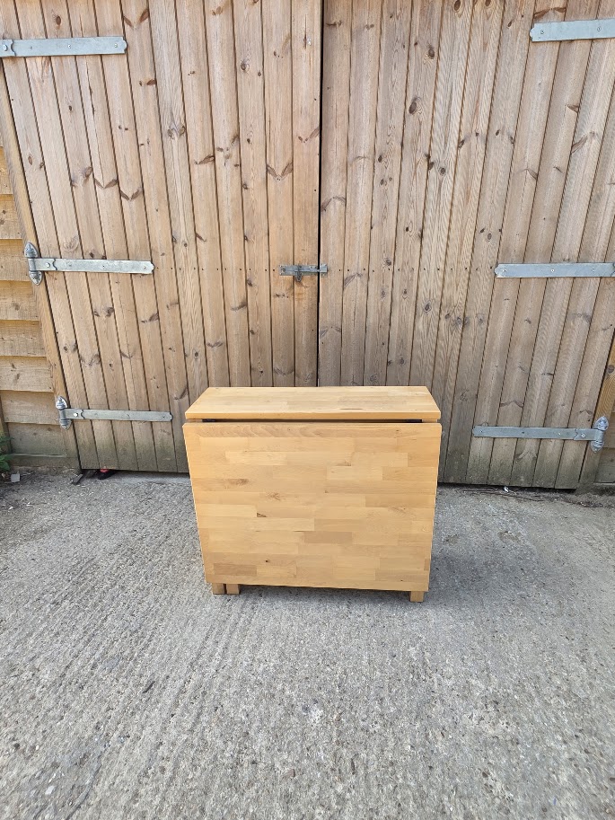 Gateleg table with drawers