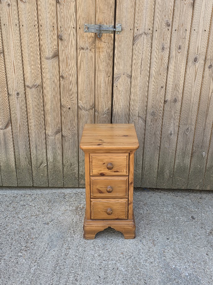 Lovely little 3 drawer chest