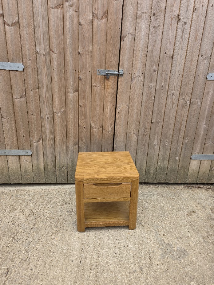 Romsey Oak one drawer side table