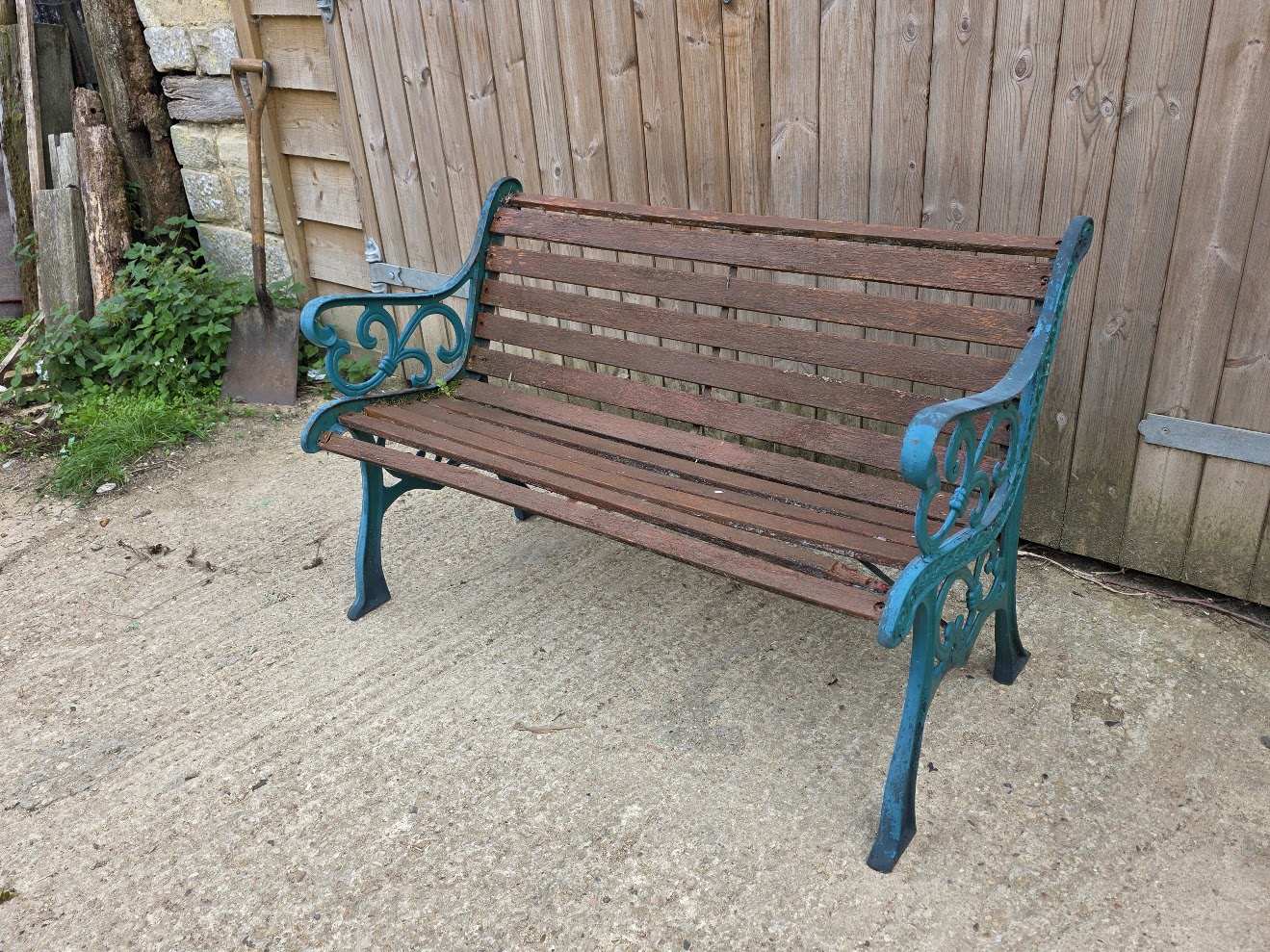 Garden bench with cast iron ends needs a little tlc